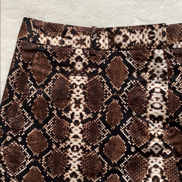 BCBGMAXAZRIA Womens Phillipa Snakeskin Shorts Size Medium - Picture 7 of 10